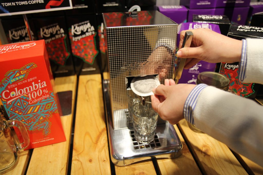 [사진2]파드 커피 머신 체험 모습